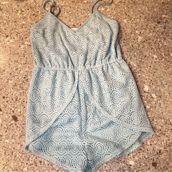 La Hearts Pants - Women's L.A. Hearts Light Blue Romper with Scallop - Size M ⭐💙
